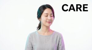 시술 후 회복 및 케어 과정을 상징하는 여성 모델